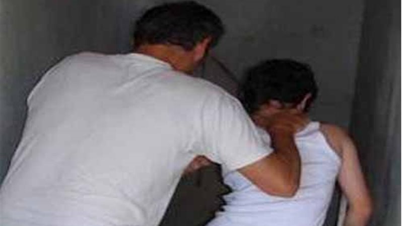 عجوز يغتصب طفل داخل