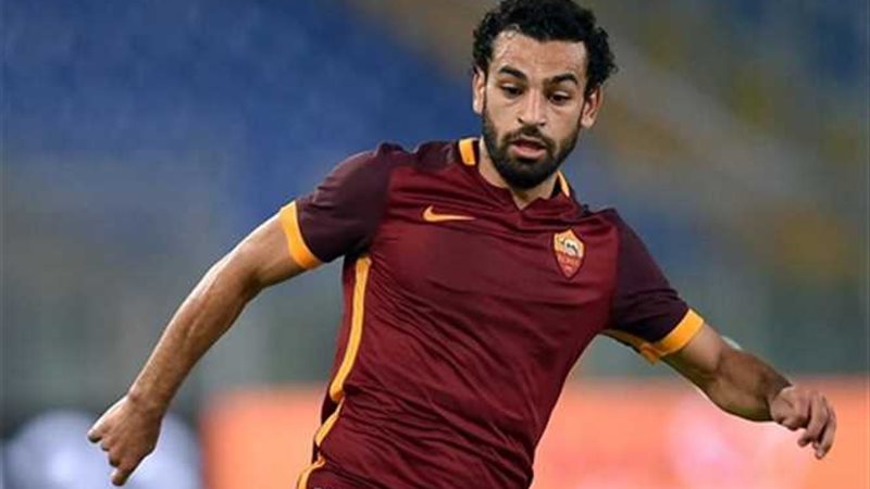 صلاح يضع اسمه في