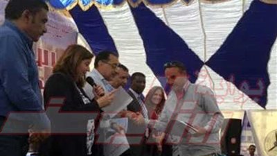 وزير الإسكان ومحافظ الأقصر يسلمان عقود 8088 وحدة بالإسكان الاجتماعى بالمحافظة ومدينة طيبة الجديدة