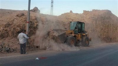 محافظ أسيوط يفاجأ بأكوام القمامة وهو في طريقه لمركز تدوير المخلفات بالطريق الصحراوي
