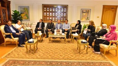  وفد مصلحة الضرائب لمنطقة وسط الصعيد يهنئ محافظ اسيوط لاختياره محافظاً للإقليم