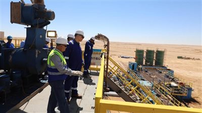 وزير البترول يتفقد حقول الإنتاج في الصحراء الغربية