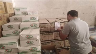 صحة أسوان تداهم مخزن مواد غذائية وتضبط مواد غذائية فاسدة