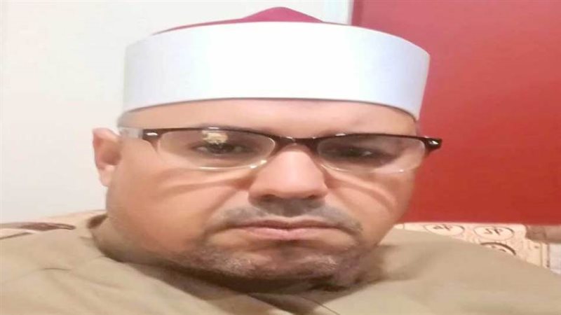 أمام المسجد الراحل