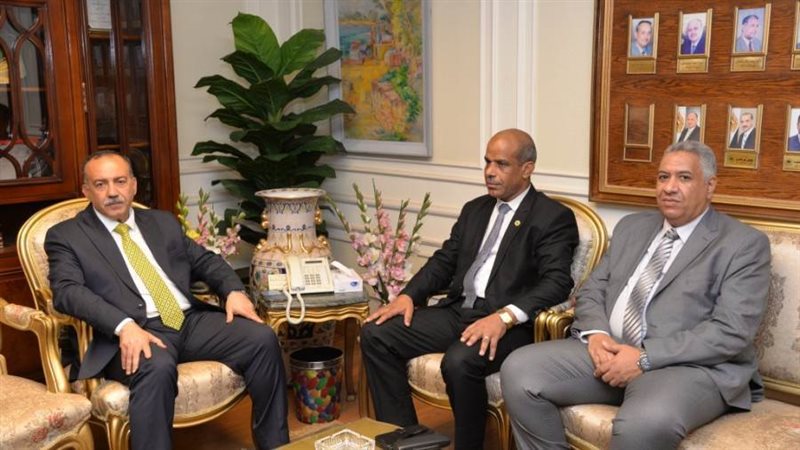 محافظ أسيوط يستقبل