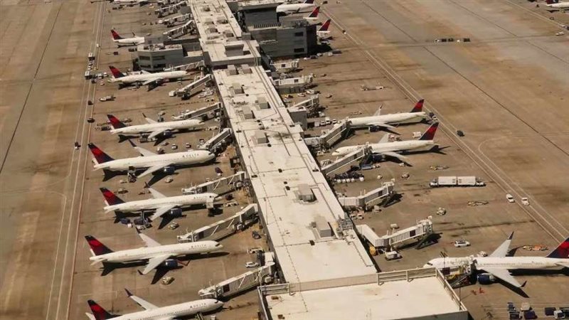 توقف حركة الطيران