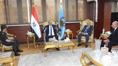 بالصور.. محافظ الغربية يناقش الموقف التنفيذي بكورنيش المحلة ومحور النعناعية بكفرالزيات مع الشركات المنفذة