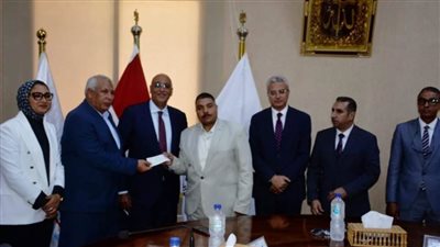 رئيس جهاز المشروعات الصغيرة يسلم عددًا من رخص مزاولة النشاط لمواطنين بالوادي الجديد