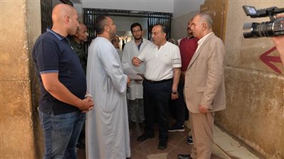 محافظ أسيوط يتفقد سير العمل بأقسام مستشفى ديروط المركزى القديم
