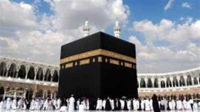 نيابة عن خادم الحرمين الشريفين.. نائب أمير منطقة مكة المكرمة يتشرف بغسل الكعبة المشرفة