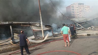 الدفع بـ8 سيارات إطفاء للسيطرة على حريق هائل بمعرض ملابس في بنها