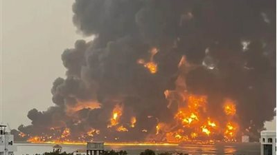 نيويورك تايمز: الضربة الإسرائيلية على ميناء يمني تضر بالمدنيين وليس الحوثيين