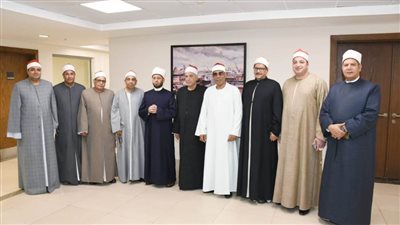 وزير الأوقاف يلتقي شيخ عموم المقارئ ووفدًا من كبار قراء القرآن الكريم