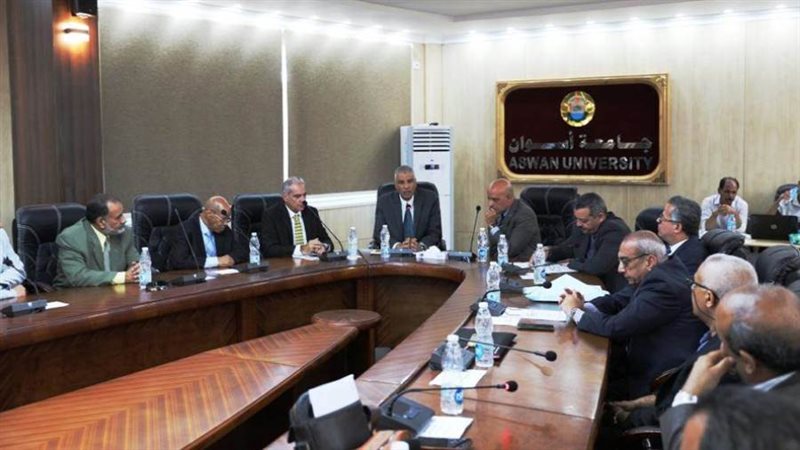 محافظ أسوان يناقش