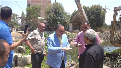 محافظ أسيوط يتابع أعمال تطهير ترعة العقال بمركز البداري
