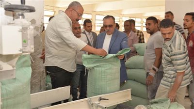 محافظ أسيوط يفاجئ العاملين بمطاحن مصر الوسطى بنزلة عبداللاه