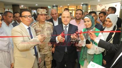 عبدالمعطي يشيد بمعرض الفن التشكيلي لطلاب التربية النوعية بجامعة كفر الشيخ