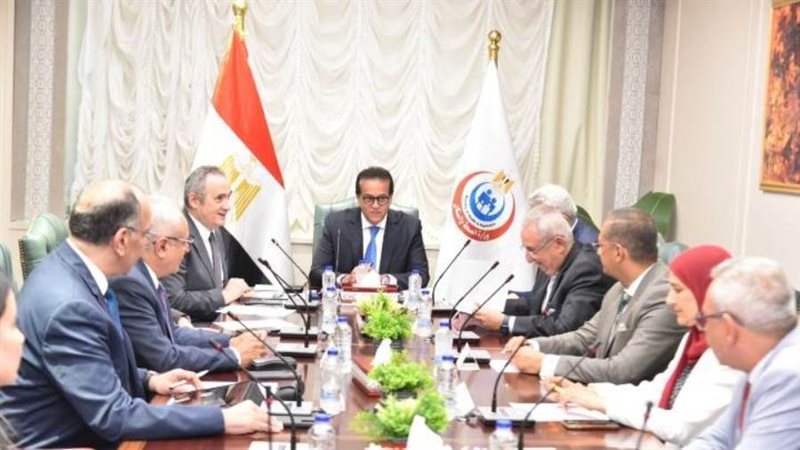 وزير الصحة خلال الاجتماع