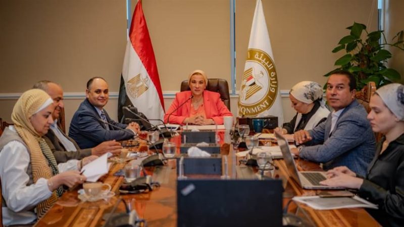 وزيرة البيئة تبحث