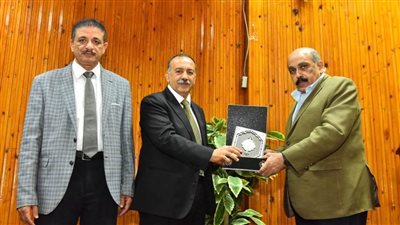 محافظ أسيوط يكرم السكرتير العام لبلوغه سن المعاش ويوجه بنشر ثقافة السلامة والصحة المهنية