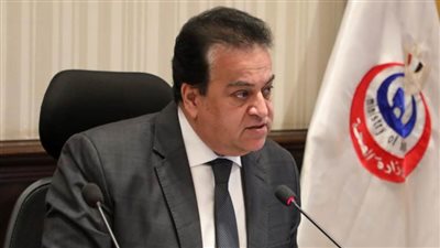 وزير الصحة يتصل بالطبيب المعتدى عليه بطوارئ مستشفى سوهاج