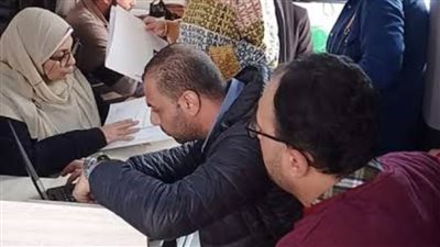 سيارة المركز التكنولوجي تواصل تقديم خدماتها بالمناطق النائية بالبحيرة