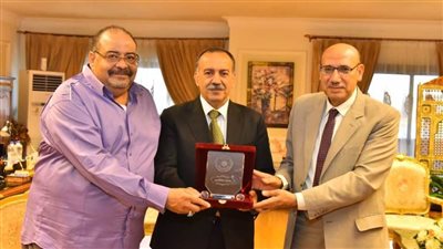 محافظ أسيوط يستقبل نائب رئيس هيئة قصور الثقافة لتقديم التهنئة على ثقة القيادة السياسية