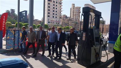 جولة لمحافظ الدقهلية بمحطات الوقود ومواقف السيارات 