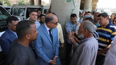 محافظ المنيا يتابع انتظام العمل بالمواقف ويشدد على التزام السائقين بالتعريفة الجديدة