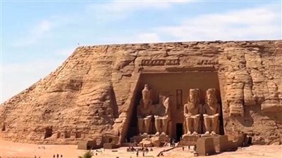 محافظ أسوان يكلف رئيس مدينة أبو سمبل بمتابعة الحركة السياحية الوافدة