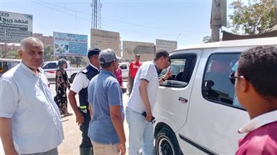 محافظ المنيا يتابع الحملات الرقابية على المواقف 