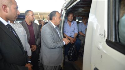 محافظ أسيوط يتفقد مجمع مواقف نزلة عبداللاه لمتابعة التزام السائقين بالتعريفة الجديدة