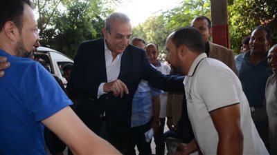 بالصور.. محافظ الغربية يحذر السائقين 