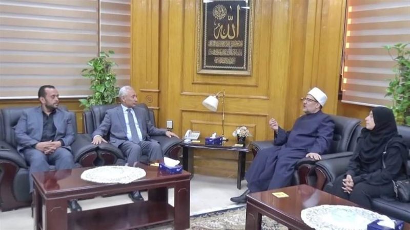 رئيس الجامعة خلال