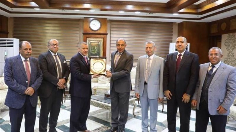 محافظ المنيا مع قيادات