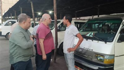 سكرتير عام البحيرة يتفقد مواقف السيارات وعدد من السلاسل التجارية بمركز حوش عيسى 