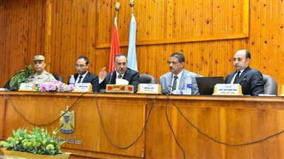 محافظ أسيوط يلتقى رؤساء المراكز والأحياء لمناقشة آخر مستجدات ملفي التقنين والتصالح 