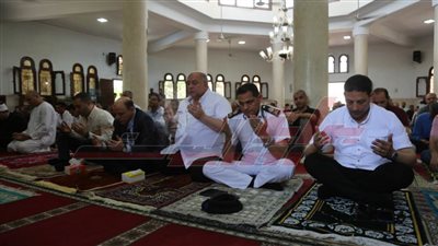 محافظ كفر الشيخ يؤدي صلاة الجمعة بمسجد المحافظة