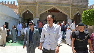 محافظ سوهاج يؤدي الجمعة بمسجد الشرطة.. ويستمع لمطالب المواطنين عقب الصلاة