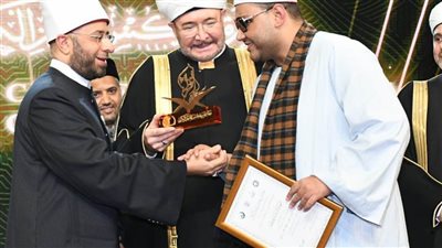 وزير الأوقاف يكرم متسابقًا مصريًا لفوزه في مسابقة بيركس للقرآن الكريم 