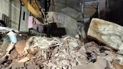 4 وفيات و3 مصابين ضحايا انهيار عقار المحلة.. صور