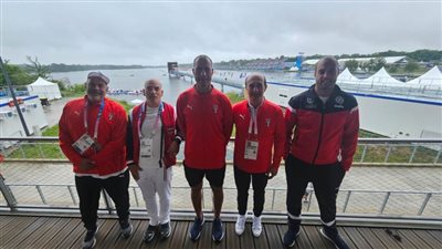 النوري والقماطي وطه يلتقطون الصور التذكارية مع البطل عبدالخالق البنا