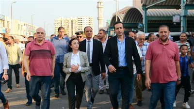 محافظ البحيرة تتابع انتظام سير العمل بمجمع مواقف دمنهور ومحطات تمويل السيارات 