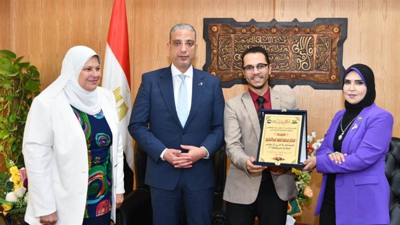 محافظ الفيوم يسلم