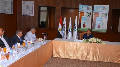 وزير قطاع الأعمال العام يجتمع بالرؤساء التنفيذيين لشركات الأدوية