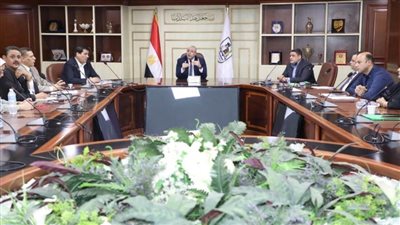 محافظ بني سويف يبحث مشكلات مياه الشرب في القرى والمناطق في حضور النواب