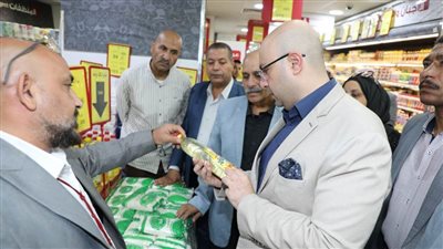محافظ بني سويف يتفقد السلاسل التجارية للاطمئنان على توافر السلع الأساسية