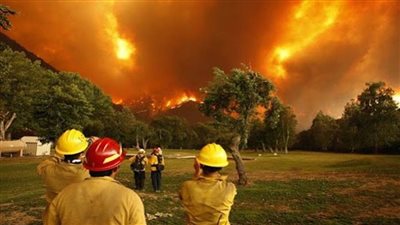 الرياح والحرارة المرتفعة تؤجج الحريق الضخم في كاليفورنيا