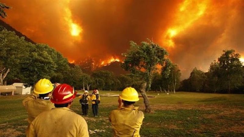 فرق الإطفاء في كاليفورنيا
