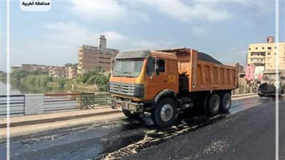  بالصور.. رفع كفاءة كوبري المعاهدة بطريق السنطة وتركيب بلدورات شارع سكة زفتى بالمحلة